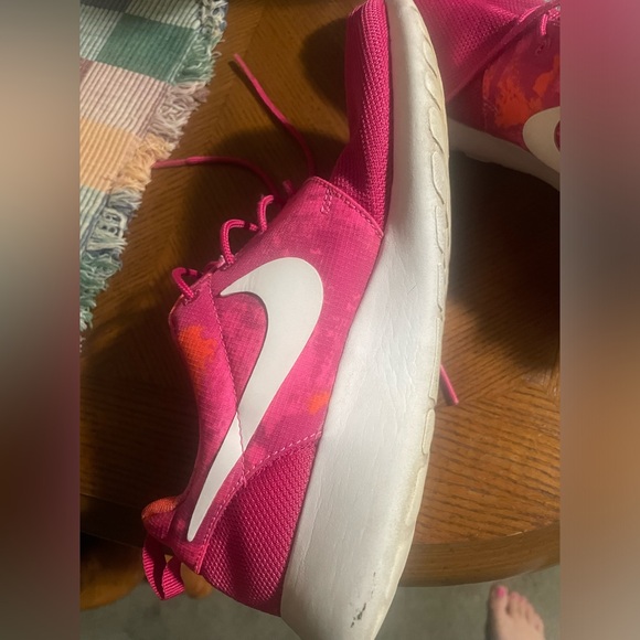 Pink Nikes - Picture 3 of 16